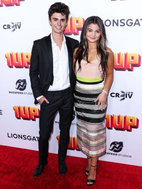 Avustralyalı aktör Connor Gosatti ve Amerikalı aktris Siena Agudong, 12 Temmuz 2022 'de Hollywood, Los Angeles, Kaliforniya, ABD' de düzenlenen TCL Çin 6 Tiyatrosu 'nun Los Angeles Premiere Of Lionsgate' ine geldiler.. 