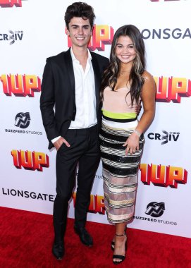 Avustralyalı aktör Connor Gosatti ve Amerikalı aktris Siena Agudong, 12 Temmuz 2022 'de Hollywood, Los Angeles, Kaliforniya, ABD' de düzenlenen TCL Çin 6 Tiyatrosu 'nun Los Angeles Premiere Of Lionsgate' ine geldiler.. 