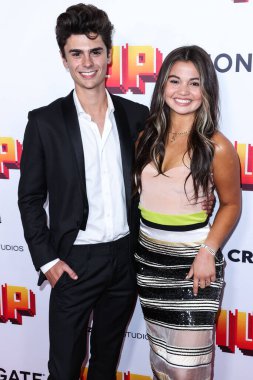 Avustralyalı aktör Connor Gosatti ve Amerikalı aktris Siena Agudong, 12 Temmuz 2022 'de Hollywood, Los Angeles, Kaliforniya, ABD' de düzenlenen TCL Çin 6 Tiyatrosu 'nun Los Angeles Premiere Of Lionsgate' ine geldiler.. 