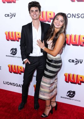 Avustralyalı aktör Connor Gosatti ve Amerikalı aktris Siena Agudong, 12 Temmuz 2022 'de Hollywood, Los Angeles, Kaliforniya, ABD' de düzenlenen TCL Çin 6 Tiyatrosu 'nun Los Angeles Premiere Of Lionsgate' ine geldiler.. 