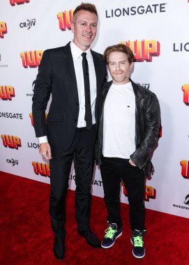 Amerikalı film yapımcısı Kyle Newman ve Amerikalı aktör Seth Green, 12 Temmuz 2022 'de Hollywood, Los Angeles, Kaliforniya, ABD' deki TCL Çin 6 Tiyatrosu 'nda düzenlenen Lionsgate' in '1Up' adlı filminin Los Angeles galasına geldiler.. 