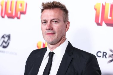 Amerikalı film yapımcısı Kyle Newman, 12 Temmuz 2022 'de Hollywood, Los Angeles, Kaliforniya, ABD' deki TCL Çin 6 Tiyatrosu 'nda düzenlenen Lionsgate' in '1Up' ın Los Angeles galasına geldi.. 