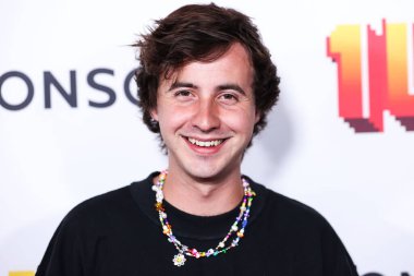 Avustralyalı aktör Nicholas Coombe, 12 Temmuz 2022 'de Hollywood, Los Angeles, Kaliforniya, ABD' de düzenlenen TCL Çin 6 Tiyatrosu 'nun Los Angeles Premiere of Lionsgate' ine geldi.. 