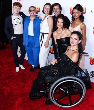 Stephen Joffe, DJ. Mausner, Aviva Mongillo, Nicholas Coombe, Paris Berelc, Madison Baines ve Lolita Milena, 12 Temmuz 2022 'de Hollywood, Los Angeles' taki TCL Çin 6 Tiyatrosunda düzenlenen Lionsgate 'in Los Angeles galasına geldiler.