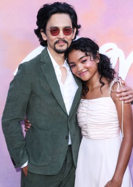 Amerikalı aktör John Cho ve aktris Mia Isaac, 11 Temmuz 2022 'de Hollywood, Los Angeles, Kaliforniya, ABD' de düzenlenen 