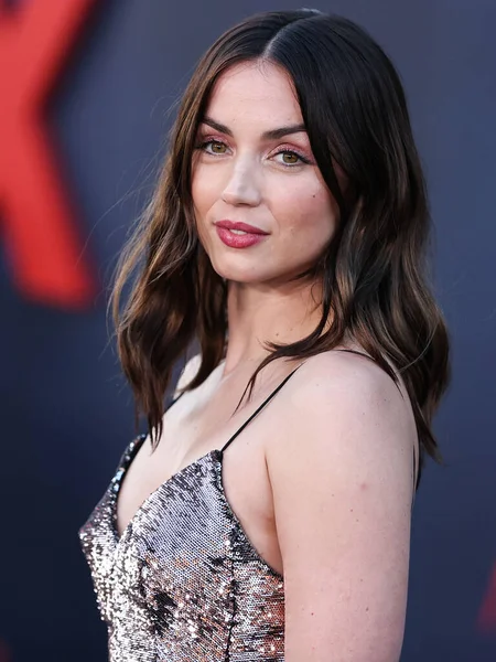 Kubanisch Spanische Schauspielerin Ana Armas Trägt Louis Vuitton Mit Fred — Stockfoto