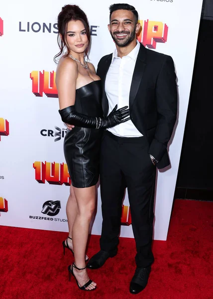 Amerikalı aktris Paris Berelc ve erkek arkadaşı Rhys Athayde, 12 Temmuz 2022 'de Hollywood, Los Angeles, Kaliforniya, ABD' de düzenlenen TCL Çin 6 Tiyatrosu 'nun Los Angeles Premiere Of Lionsgate' ine geldiler.. 
