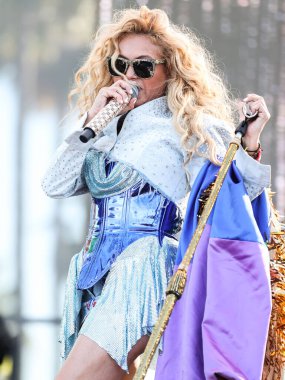 Meksikalı şarkıcı Paulina Rubio, 10 Temmuz 2022 'de Long Beach, Los Angeles, Kaliforniya' da düzenlenen 39. Long Beach Onur Yürüyüşü ve Festivali 'nde Fiesta Caliente Stage' de sahne aldı..