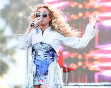 Meksikalı şarkıcı Paulina Rubio, 10 Temmuz 2022 'de Long Beach, Los Angeles, Kaliforniya' da düzenlenen 39. Long Beach Onur Yürüyüşü ve Festivali 'nde Fiesta Caliente Stage' de sahne aldı..