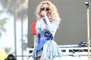 Meksikalı şarkıcı Paulina Rubio, 10 Temmuz 2022 'de Long Beach, Los Angeles, Kaliforniya' da düzenlenen 39. Long Beach Onur Yürüyüşü ve Festivali 'nde Fiesta Caliente Stage' de sahne aldı..