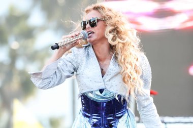 Meksikalı şarkıcı Paulina Rubio, 10 Temmuz 2022 'de Long Beach, Los Angeles, Kaliforniya' da düzenlenen 39. Long Beach Onur Yürüyüşü ve Festivali 'nde Fiesta Caliente Stage' de sahne aldı..