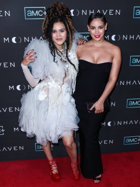 İngiliz aktrisler Emma McDonald ve Yazzmin Newell, 28 Haziran 2022 'de Beverly Hills' teki Londra Hotel West Hollywood 'da düzenlenen AMC +' Moonhaven 'in Los Angeles Prömiyeri' ne geldiler..