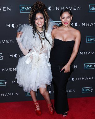 İngiliz aktrisler Emma McDonald ve Yazzmin Newell, 28 Haziran 2022 'de Beverly Hills' teki Londra Hotel West Hollywood 'da düzenlenen AMC +' Moonhaven 'in Los Angeles Prömiyeri' ne geldiler..