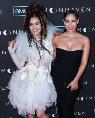 İngiliz aktrisler Emma McDonald ve Yazzmin Newell, 28 Haziran 2022 'de Beverly Hills' teki Londra Hotel West Hollywood 'da düzenlenen AMC +' Moonhaven 'in Los Angeles Prömiyeri' ne geldiler..