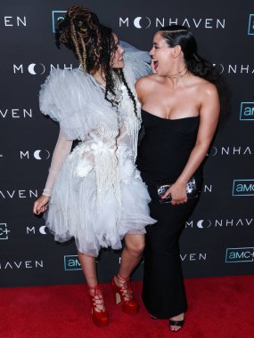 İngiliz aktrisler Emma McDonald ve Yazzmin Newell, 28 Haziran 2022 'de Beverly Hills' teki Londra Hotel West Hollywood 'da düzenlenen AMC +' Moonhaven 'in Los Angeles Prömiyeri' ne geldiler..