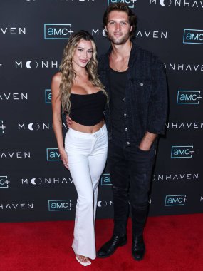 Amerikalı aktris Mattie Madero ve Amerikalı aktör Zak Steiner, 28 Haziran 2022 'de Batı Hollywood' daki Londra Hotel West Hollywood 'da düzenlenen AMC +' Moonhaven 'in Los Angeles Premiere' ine geldiler.