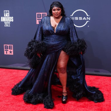 Gucci marka özel bir elbise giyen Amerikalı şarkıcı Lizzo, 26 Haziran 2022 'de Los Angeles, Kaliforniya, ABD' deki Microsoft Theater 'da düzenlenen BET Ödülleri 2022' ye geldi.. 