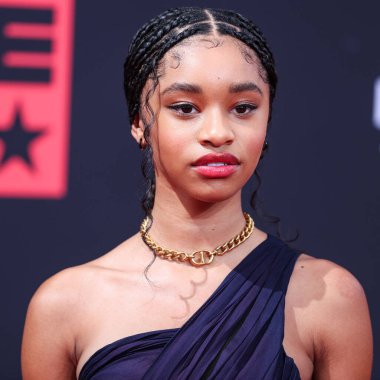 Akira Akbar, 26 Haziran 2022 'de Los Angeles, Kaliforniya' da Microsoft Theater 'da düzenlenen BET Ödülleri 2022' ye ulaştı..