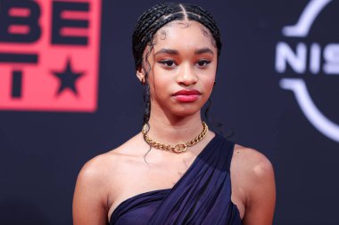 Akira Akbar, 26 Haziran 2022 'de Los Angeles, Kaliforniya' da Microsoft Theater 'da düzenlenen BET Ödülleri 2022' ye ulaştı.. 