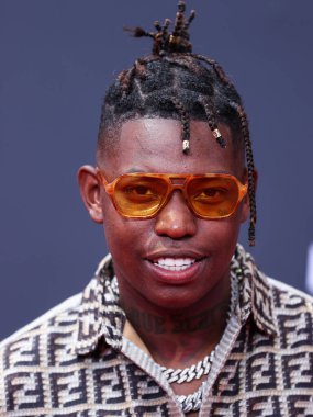 Bleu, 26 Haziran 2022 'de Los Angeles, Kaliforniya' da Microsoft Theater 'da düzenlenen BET Ödülleri' ne ulaştı..