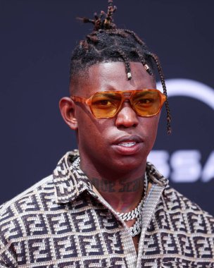 Bleu, 26 Haziran 2022 'de Los Angeles, Kaliforniya' da Microsoft Theater 'da düzenlenen BET Ödülleri' ne ulaştı..