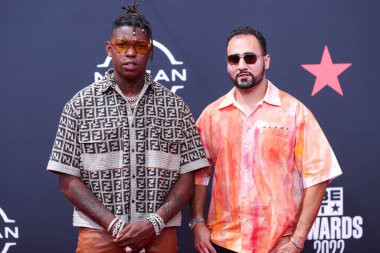 Bleu, 26 Haziran 2022 'de Los Angeles, Kaliforniya' da Microsoft Theater 'da düzenlenen BET Ödülleri' ne ulaştı.. 