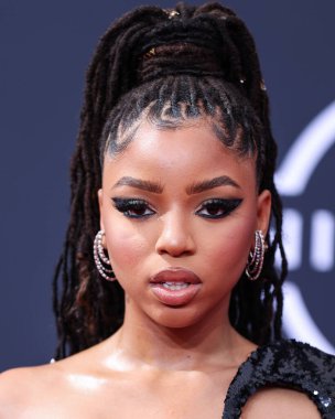 Amerikalı şarkıcı ve söz yazarı Chloe Bailey, Nicolas Jebran elbisesi ve Colette Jewelry ile birlikte 26 Haziran 2022 'de Los Angeles, Kaliforniya, ABD' deki Microsoft Theater 'da düzenlenen BET Ödülleri 2022' ye ulaştı.. 