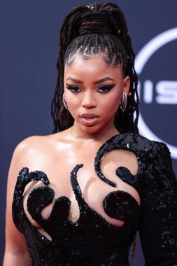 Amerikalı şarkıcı ve söz yazarı Chloe Bailey, Nicolas Jebran elbisesi ve Colette Jewelry ile birlikte 26 Haziran 2022 'de Los Angeles, Kaliforniya, ABD' deki Microsoft Theater 'da düzenlenen BET Ödülleri 2022' ye ulaştı..