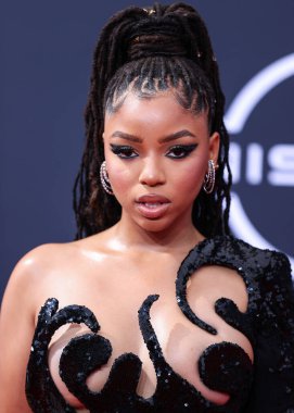 Amerikalı şarkıcı ve söz yazarı Chloe Bailey, Nicolas Jebran elbisesi ve Colette Jewelry ile birlikte 26 Haziran 2022 'de Los Angeles, Kaliforniya, ABD' deki Microsoft Theater 'da düzenlenen BET Ödülleri 2022' ye ulaştı.. 
