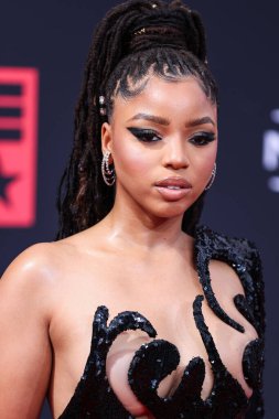 Amerikalı şarkıcı ve söz yazarı Chloe Bailey, Nicolas Jebran elbisesi ve Colette Jewelry ile birlikte 26 Haziran 2022 'de Los Angeles, Kaliforniya, ABD' deki Microsoft Theater 'da düzenlenen BET Ödülleri 2022' ye ulaştı.. 