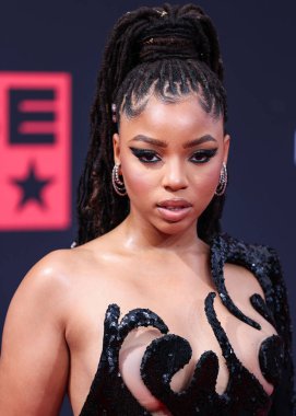 Amerikalı şarkıcı ve söz yazarı Chloe Bailey, Nicolas Jebran elbisesi ve Colette Jewelry ile birlikte 26 Haziran 2022 'de Los Angeles, Kaliforniya, ABD' deki Microsoft Theater 'da düzenlenen BET Ödülleri 2022' ye ulaştı.