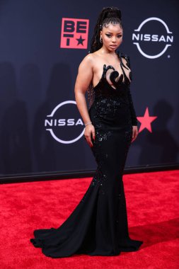 Amerikalı şarkıcı ve söz yazarı Chloe Bailey, Nicolas Jebran elbisesi ve Colette Jewelry ile birlikte 26 Haziran 2022 'de Los Angeles, Kaliforniya, ABD' deki Microsoft Theater 'da düzenlenen BET Ödülleri 2022' ye ulaştı.. 