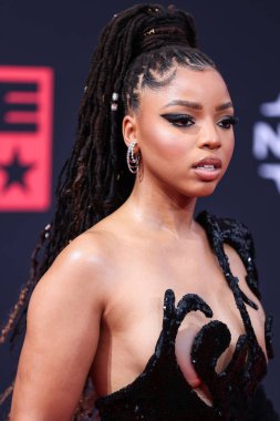 Amerikalı şarkıcı ve söz yazarı Chloe Bailey, Nicolas Jebran elbisesi ve Colette Jewelry ile birlikte 26 Haziran 2022 'de Los Angeles, Kaliforniya, ABD' deki Microsoft Theater 'da düzenlenen BET Ödülleri 2022' ye ulaştı.. 