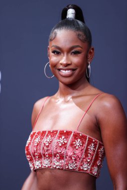 Amerikalı şarkıcı ve aktris Coco Jones, 26 Haziran 2022 'de Los Angeles, Kaliforniya' da Microsoft Theater 'da düzenlenen BET Ödülleri 2022' ye ulaştı.. 