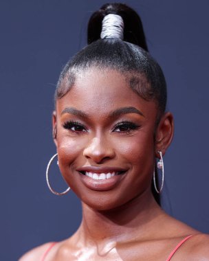 Amerikalı şarkıcı ve aktris Coco Jones, 26 Haziran 2022 'de Los Angeles, Kaliforniya' da Microsoft Theater 'da düzenlenen BET Ödülleri 2022' ye ulaştı..