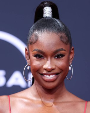 Amerikalı şarkıcı ve aktris Coco Jones, 26 Haziran 2022 'de Los Angeles, Kaliforniya' da Microsoft Theater 'da düzenlenen BET Ödülleri 2022' ye ulaştı.. 