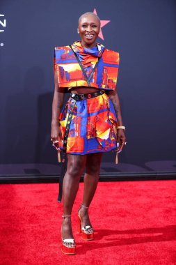 Louis Vuitton kıyafeti giyen İngiliz aktris Cynthia Erivo, 26 Haziran 2022 'de Los Angeles, Kaliforniya' da Microsoft Theater 'da düzenlenen BET Ödülleri 2022' ye ulaştı..
