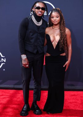 Mnot (Monot) elbisesi giyen Amerikalı şarkıcı Halle Bailey, 26 Haziran 2022 'de Los Angeles, Kaliforniya, ABD' deki Microsoft Theater 'da düzenlenen BET Ödülleri 2022' ye ulaştı..