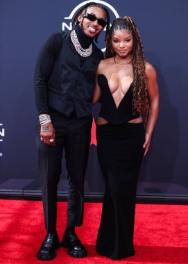 Mnot (Monot) elbisesi giyen Amerikalı şarkıcı Halle Bailey, 26 Haziran 2022 'de Los Angeles, Kaliforniya, ABD' deki Microsoft Theater 'da düzenlenen BET Ödülleri 2022' ye ulaştı..