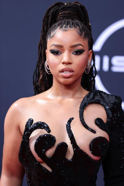 Amerikalı şarkıcı ve söz yazarı Chloe Bailey, Nicolas Jebran elbisesi ve Colette Jewelry ile birlikte 26 Haziran 2022 'de Los Angeles, Kaliforniya, ABD' deki Microsoft Theater 'da düzenlenen BET Ödülleri 2022' ye ulaştı.. 