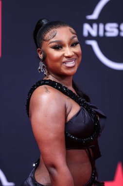 Erica Banks, 26 Haziran 2022 'de Los Angeles, Kaliforniya' da Microsoft Theater 'da düzenlenen BET Ödülleri' ne ulaştı..