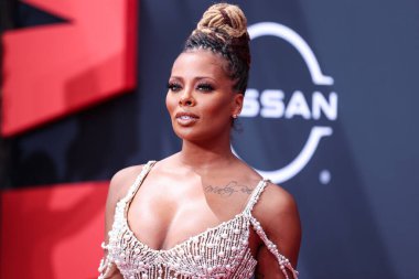 Yousef Aljasmi elbisesi ve Gianvito Rossi ayakkabıları giyen Amerikalı aktris Eva Marcille, 26 Haziran 2022 'de Los Angeles, Kaliforniya, ABD' deki Microsoft Theater 'da düzenlenen BET Ödülleri 2022' ye ulaştı..