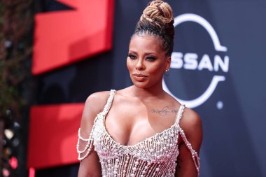 Yousef Aljasmi elbisesi ve Gianvito Rossi ayakkabıları giyen Amerikalı aktris Eva Marcille, 26 Haziran 2022 'de Los Angeles, Kaliforniya, ABD' deki Microsoft Theater 'da düzenlenen BET Ödülleri 2022' ye ulaştı..