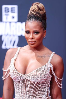 Yousef Aljasmi elbisesi ve Gianvito Rossi ayakkabıları giyen Amerikalı aktris Eva Marcille, 26 Haziran 2022 'de Los Angeles, Kaliforniya, ABD' deki Microsoft Theater 'da düzenlenen BET Ödülleri 2022' ye ulaştı..