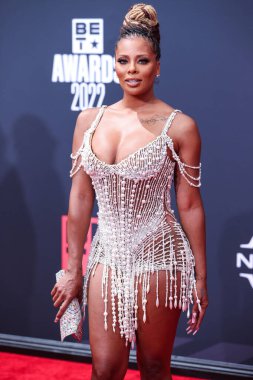 Yousef Aljasmi elbisesi ve Gianvito Rossi ayakkabıları giyen Amerikalı aktris Eva Marcille, 26 Haziran 2022 'de Los Angeles, Kaliforniya, ABD' deki Microsoft Theater 'da düzenlenen BET Ödülleri 2022' ye ulaştı..