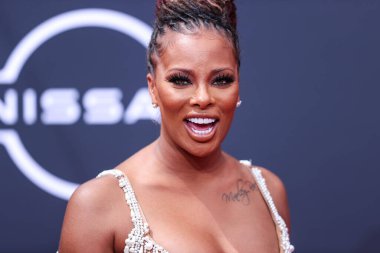 Yousef Aljasmi elbisesi ve Gianvito Rossi ayakkabıları giyen Amerikalı aktris Eva Marcille, 26 Haziran 2022 'de Los Angeles, Kaliforniya, ABD' deki Microsoft Theater 'da düzenlenen BET Ödülleri 2022' ye ulaştı..