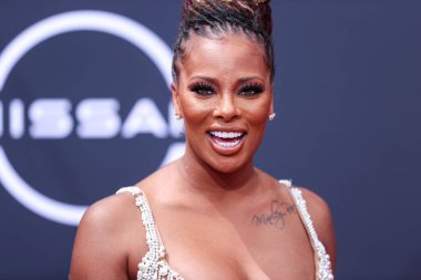 Yousef Aljasmi elbisesi ve Gianvito Rossi ayakkabıları giyen Amerikalı aktris Eva Marcille, 26 Haziran 2022 'de Los Angeles, Kaliforniya, ABD' deki Microsoft Theater 'da düzenlenen BET Ödülleri 2022' ye ulaştı..