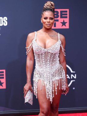 Yousef Aljasmi elbisesi ve Gianvito Rossi ayakkabıları giyen Amerikalı aktris Eva Marcille, 26 Haziran 2022 'de Los Angeles, Kaliforniya, ABD' deki Microsoft Theater 'da düzenlenen BET Ödülleri 2022' ye ulaştı..