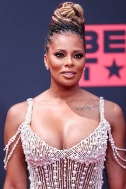 Yousef Aljasmi elbisesi ve Gianvito Rossi ayakkabıları giyen Amerikalı aktris Eva Marcille, 26 Haziran 2022 'de Los Angeles, Kaliforniya, ABD' deki Microsoft Theater 'da düzenlenen BET Ödülleri 2022' ye ulaştı..