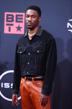 Giveon, 26 Haziran 2022 'de Los Angeles, Kaliforniya' da Microsoft Theater 'da düzenlenen BET Ödülleri' ne ulaştı..